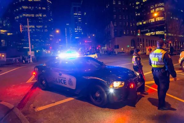 Downtown Vancouver, British Columbia, Kanada - 31 Aralık 2018: Vancouver polisi Yılbaşı sırasında Jack Poole Plaza çalışıyoruz.