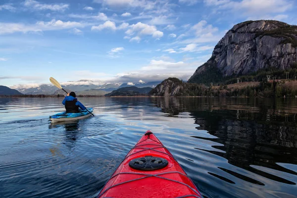 Uomo Avventuroso Kayak Acque Tranquille Durante Una Giornata Invernale Nuvolosa — Foto Stock