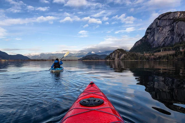 Hombre Aventurero Kayak Aguas Tranquilas Durante Día Nublado Invierno Tomado —  Fotos de Stock