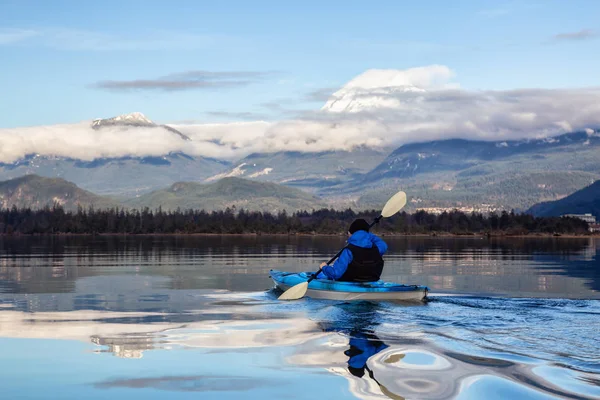 Odvážný Muž Kajaku Poklidné Vody Během Dne Oblačno Zimní Squamish — Stock fotografie