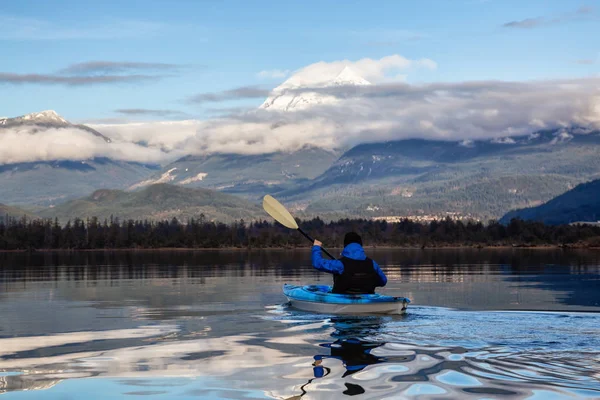 Hombre Aventurero Kayak Aguas Tranquilas Durante Día Nublado Invierno Tomado —  Fotos de Stock