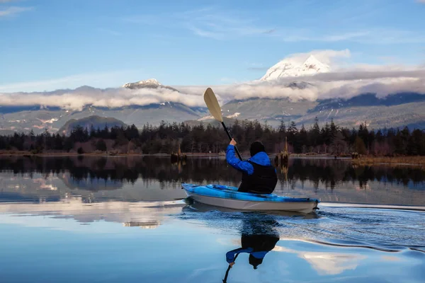 Uomo Avventuroso Kayak Acque Tranquille Durante Una Giornata Invernale Nuvolosa — Foto Stock