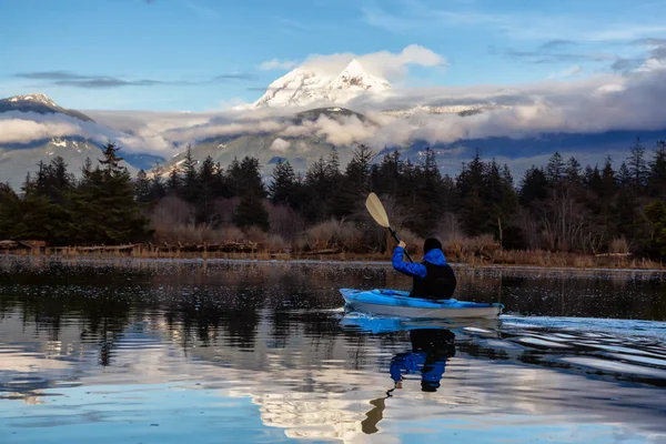 Hombre Aventurero Kayak Aguas Tranquilas Durante Día Nublado Invierno Tomado —  Fotos de Stock