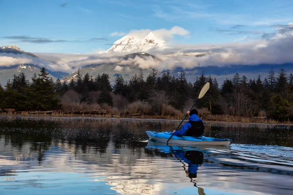 Hombre Aventurero Kayak Aguas Tranquilas Durante Día Nublado Invierno Tomado —  Fotos de Stock