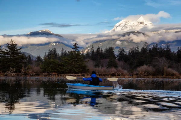 Uomo Avventuroso Kayak Acque Tranquille Durante Una Giornata Invernale Nuvolosa — Foto Stock