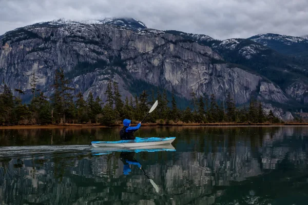 Uomo Avventuroso Kayak Acque Tranquille Durante Tramonto Invernale Nuvoloso Preso — Foto Stock