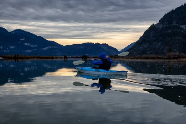 曇った冬の日没時に穏やかな水でカヤック冒険男 北のバンクーバー カナダのスコーミッシュで撮影 — ストック写真