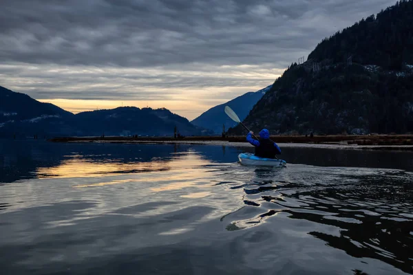 曇った冬の日没時に穏やかな水でカヤック冒険男 北のバンクーバー カナダのスコーミッシュで撮影 — ストック写真