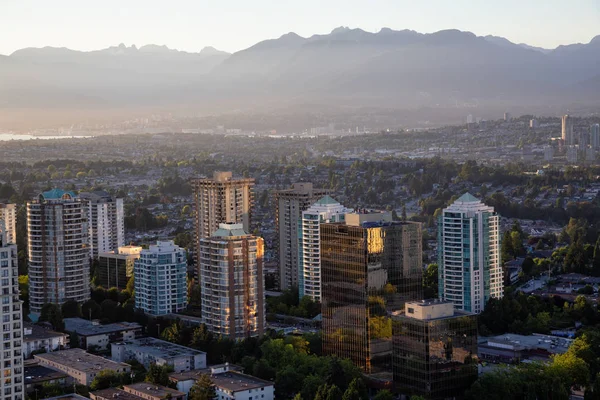 Vista Aérea Una Ciudad Moderna Durante Una Vibrante Puesta Sol —  Fotos de Stock