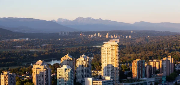 Luftaufnahme Einer Modernen Stadt Während Eines Pulsierenden Sonnenuntergangs Aufgenommen Metrotown — Stockfoto