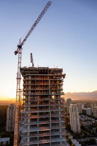 Luftaufnahme Einer Wohnbaustelle Während Eines Pulsierenden Sommeruntergangs Aufgenommen Burnaby Vancouver — Stockfoto