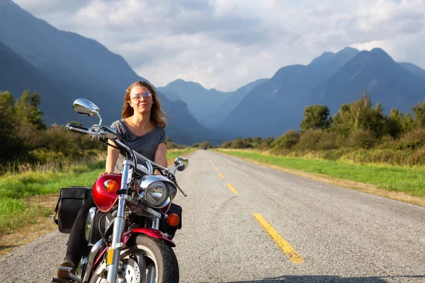 Kadın Kanada Dağlarla Çevrili Doğal Bir Yol Üzerinde Bir Motosiklet — Stok fotoğraf