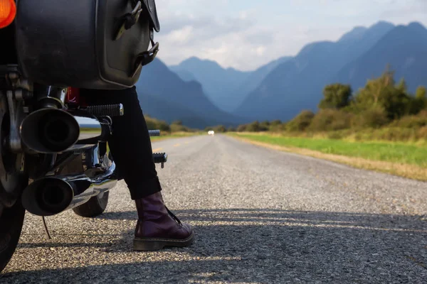 Kobieta Jazdy Motocyklem Malowniczej Drodze Otoczona Kanadyjskich Gór Podjęte Pitt — Zdjęcie stockowe