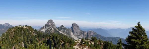 活気のある夏の日の間にカナダの山の風景の美しいパノラマの景色 サウンド トレイル バンクーバー カナダの近くに位置します — ストック写真