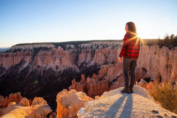 Kvinna Som Njuter Den Vackra Utsikten Över Amerikansk Landskap Solig — Stockfoto