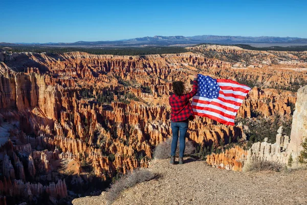 Mujer Sosteniendo Una Bandera Disfrutando Hermosa Vista Paisaje Americano Durante —  Fotos de Stock