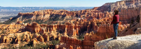 Mujer Disfrutando Hermosa Vista Paisaje Americano Durante Día Soleado Tomado —  Fotos de Stock