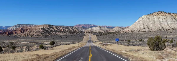 Widokową Drogę Pustyni Tętniącej Życiem Słoneczny Dzień Podjęte Trasie Utah — Zdjęcie stockowe