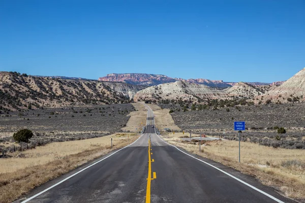Widokową Drogę Pustyni Tętniącej Życiem Słoneczny Dzień Podjęte Trasie Utah — Zdjęcie stockowe