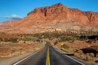 Doğal yol canlı güneşli gün doğumu sırasında çölde. Rota 24 yakınındaki Torrey, Utah, Amerika Birleşik Devletleri üzerinde gerçekleştirilen.