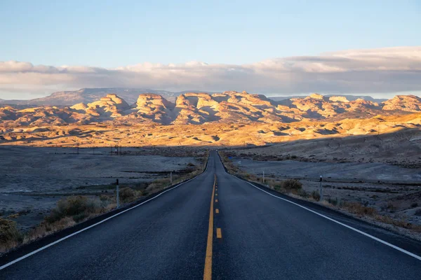 Estrada Panorâmica Deserto Durante Nascer Sol Ensolarado Vibrante Tomado Route — Fotografia de Stock