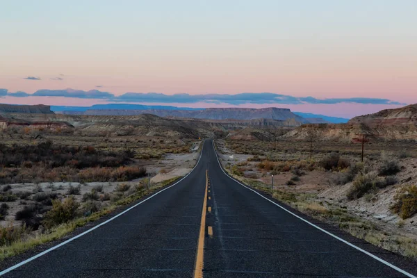 Estrada Panorâmica Deserto Durante Nascer Sol Ensolarado Vibrante Tomado Route — Fotografia de Stock