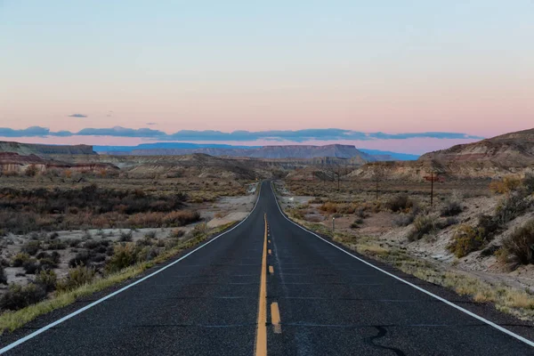 Ruta Escénica Desierto Durante Vibrante Amanecer Soleado Tomado Route Utah — Foto de Stock