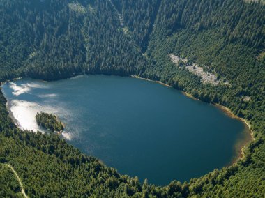 Güneşli yaz gün boyunca güzel bir Kanada manzara havadan görünümüdür. Kenyon Gölü bir görev, East of Vancouver, Bc, Kanada bulunan, çekilmiş.