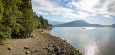 Modern kentin bir güneşli yaz gün boyunca güzel bir okyanus girişi hava panoramik manzaralı. Alınan derin koyu, North Vancouver, Bc, Kanada.