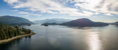 Modern kentin bir güneşli yaz gün boyunca güzel bir okyanus girişi hava panoramik manzaralı. Alınan derin koyu, North Vancouver, Bc, Kanada.