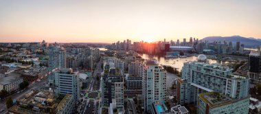 Hava panoramik bir güneşli yaz gün batımı sırasında modern bir şehir. Şehir merkezinde alınan Vancouver, British Columbia, Kanada.