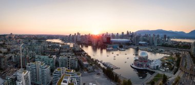 Hava panoramik bir güneşli yaz gün batımı sırasında modern bir şehir. Şehir merkezinde alınan Vancouver, British Columbia, Kanada.