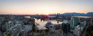Hava panoramik bir güneşli yaz gün batımı sırasında modern bir şehir. Şehir merkezinde alınan Vancouver, British Columbia, Kanada.