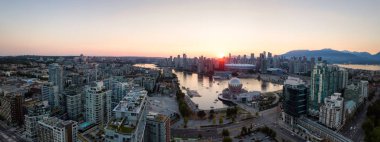 Hava panoramik bir güneşli yaz gün batımı sırasında modern bir şehir. Şehir merkezinde alınan Vancouver, British Columbia, Kanada.