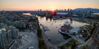 Hava panoramik bir güneşli yaz gün batımı sırasında modern bir şehir. Şehir merkezinde alınan Vancouver, British Columbia, Kanada.