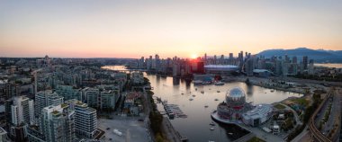 Hava panoramik bir güneşli yaz gün batımı sırasında modern bir şehir. Şehir merkezinde alınan Vancouver, British Columbia, Kanada.