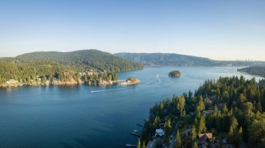 Modern kentin bir güneşli yaz gün boyunca güzel bir okyanus girişi hava görünümünü. Alınan derin koyu, North Vancouver, Bc, Kanada.