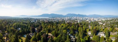Hava panoramik bir güneşli yaz gün boyunca modern bir şehir. Vancouver, Bc, Kanada içinde alınan.
