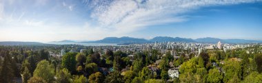 Hava panoramik bir güneşli yaz gün boyunca modern bir şehir. Vancouver, Bc, Kanada içinde alınan.