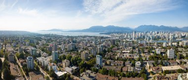 Hava panoramik bir güneşli yaz gün boyunca modern bir şehir. Vancouver, Bc, Kanada içinde alınan.