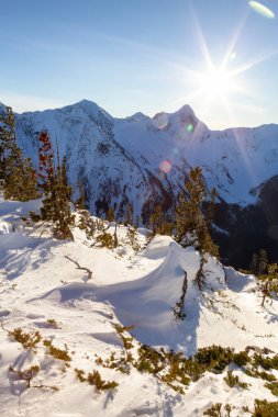 Güzel Kanada manzara manzara canlı kış günbatımı sırasında. Umut, British Columbia, Kanada yakınındaki Zoa tepe üstüne alınan.
