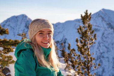 Beyaz maceracı kız canlı kış günbatımı sırasında bir dağın tepesinde. Umut, British Columbia, Kanada yakınındaki Zoa tepe üstüne alınan.