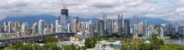 Downtown Vancouver, British Columbia, Kanada - 22 Haziran 2018: modern şehrin bir bulutlu yaz gün boyunca hava panoramik manzaralı.