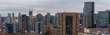 Downtown Vancouver, British Columbia, Kanada - 22 Haziran 2018: bulutlu bir gün batımı sırasında modern şehrin havadan görünümü.