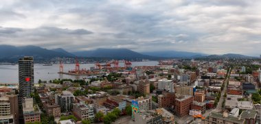 Downtown Vancouver, British Columbia, Kanada - 22 Haziran 2018: bulutlu bir gün batımı sırasında modern şehir ve endüstriyel Port havadan görünümü.