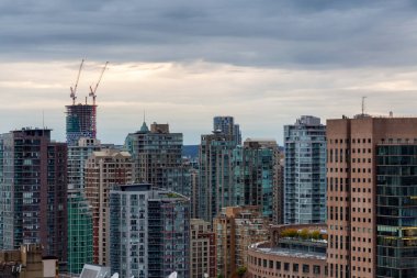 Bir bulutlu gün batımı sırasında modern şehrin havadan görünümü. Şehir merkezinde alınan Vancouver, British Columbia, Kanada.