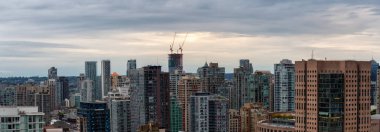 Bir bulutlu gün batımı sırasında modern şehrin havadan görünümü. Şehir merkezinde alınan Vancouver, British Columbia, Kanada.