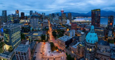 Downtown Vancouver, British Columbia, Kanada - 22 Haziran 2018: gece saat bir bulutlu gün batımından sonra sırasında modern şehrin havadan görünümü.
