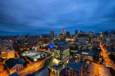Downtown Vancouver, British Columbia, Kanada - 22 Haziran 2018: gece saat bir bulutlu gün batımından sonra sırasında modern şehrin havadan görünümü.