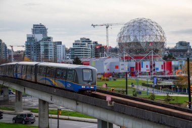 Downtown Vancouver, British Columbia, Kanada - 29 Kasım 2018: yaşayan bulutlu bir akşam sırasında geçen Skytrain.